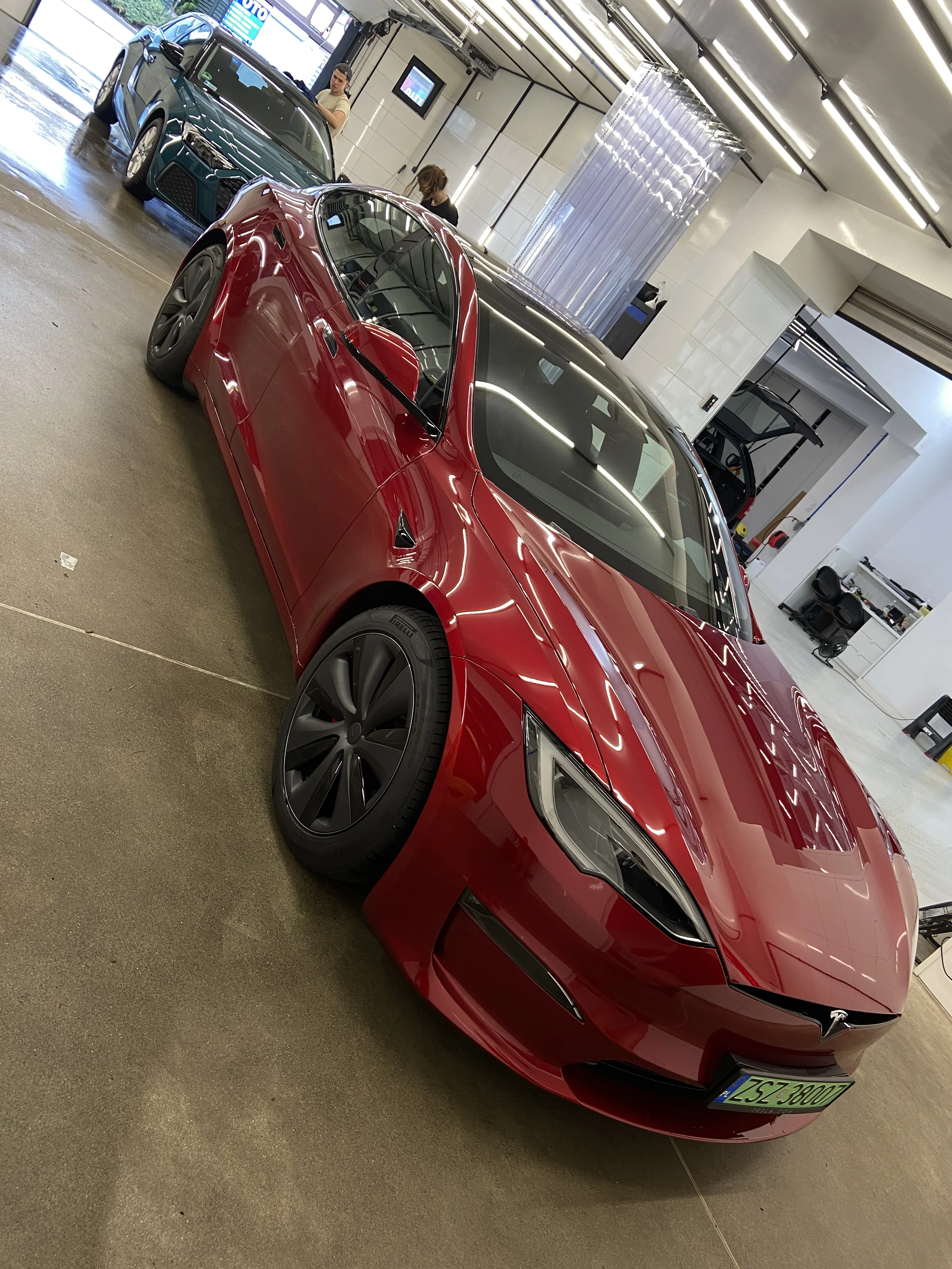 Tesla roșie detailing complet