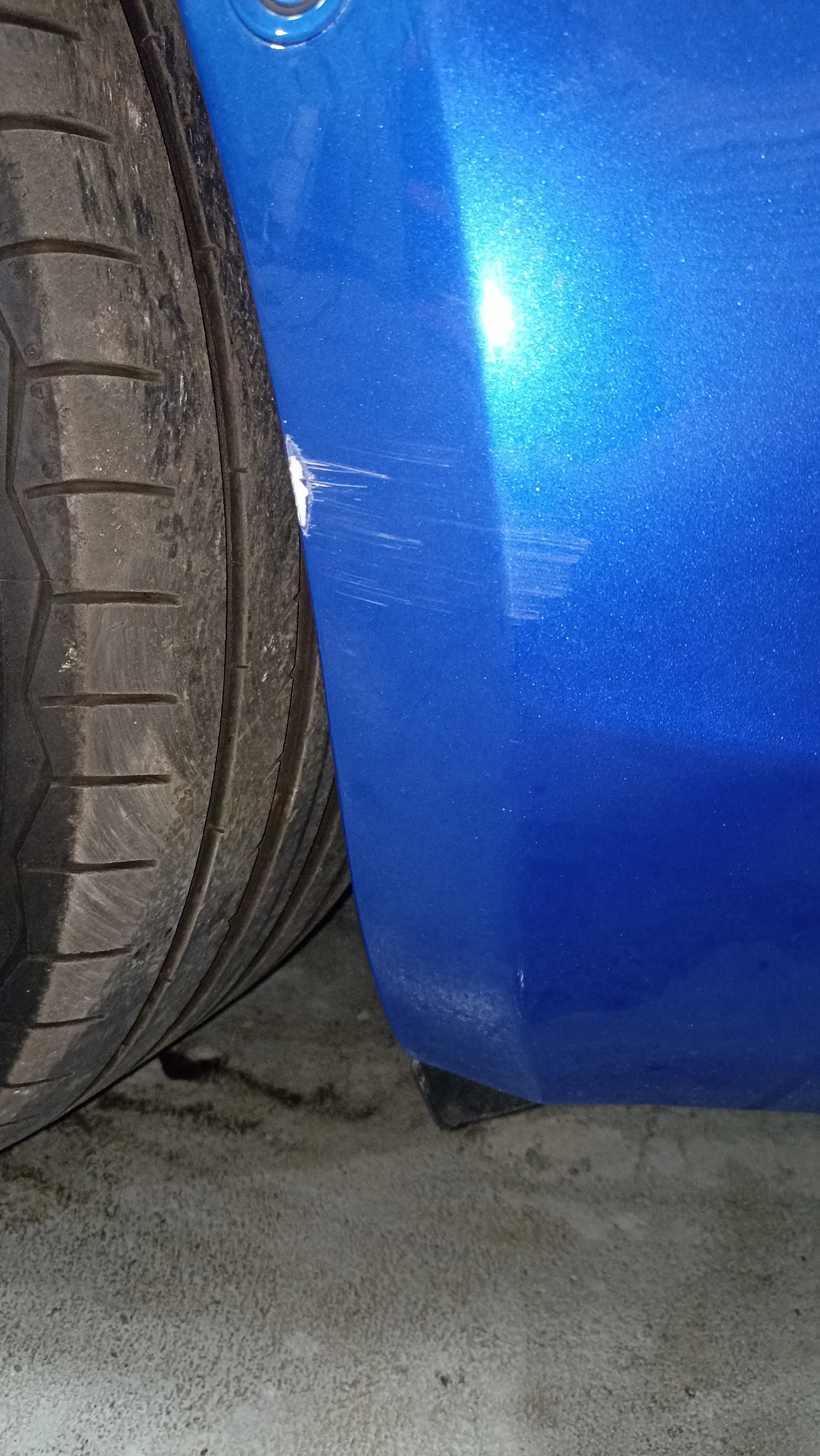 Lac auto cu defecte vizibile